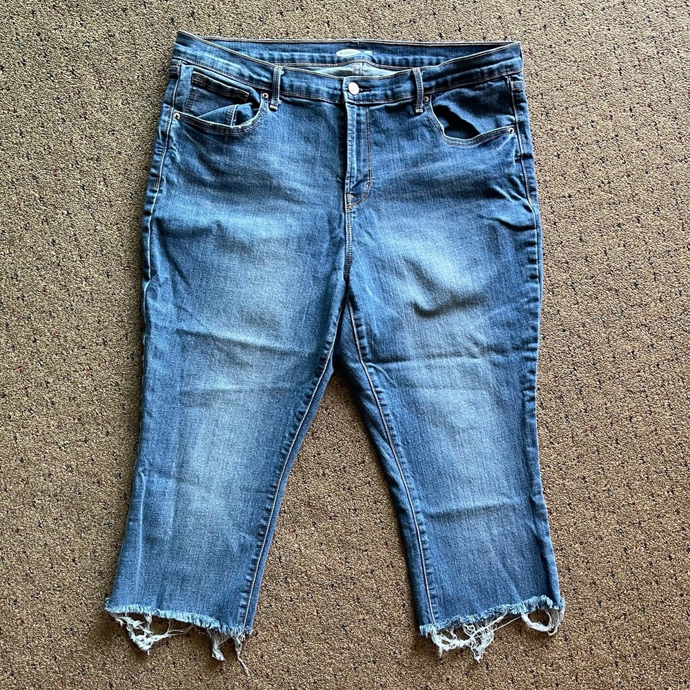 Old Navy Curvy Fit Cropped Jeans - size 16
